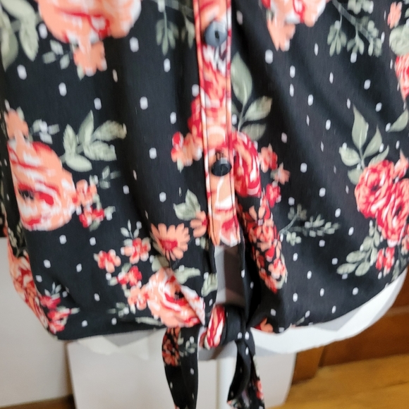 Womans no boundaries Floral and Black Knit top Tie front Lace Back Size Small - Picture 8 of 13